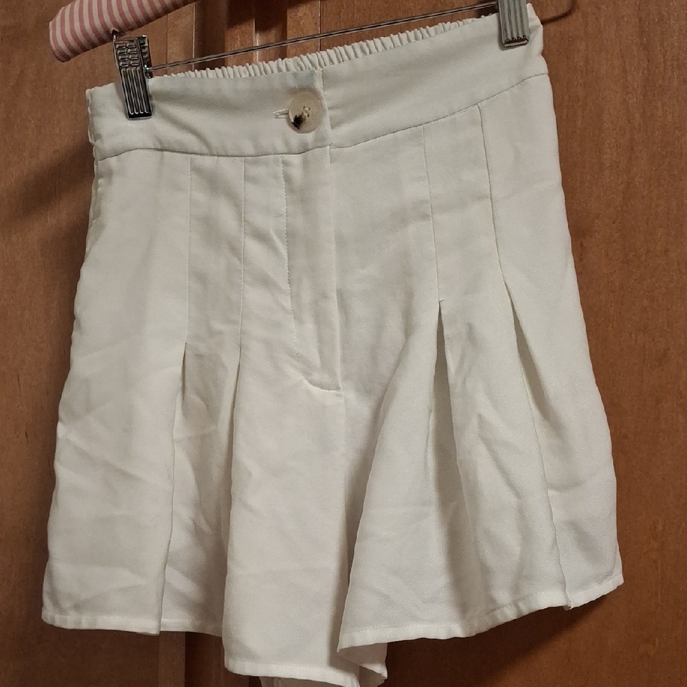 🌺Women's White Pleated Shorts